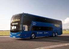 Los autocares de dos pisos Plaxton agregan capacidad para el megabus