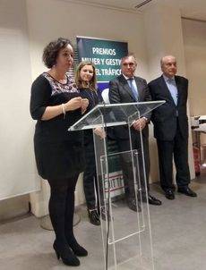 La directora técnica del Consorcio de Transportes de Asturias (CTA), Radisbunda López, en la recogida de su premio.