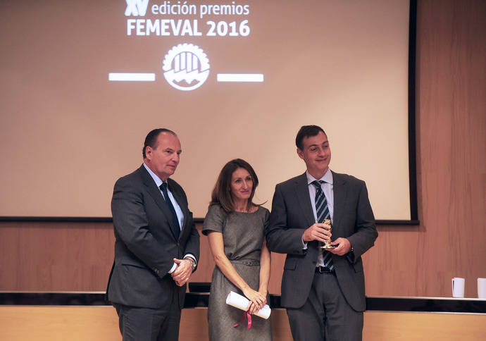 Momento en que representantes de Istobal reciben el premio.