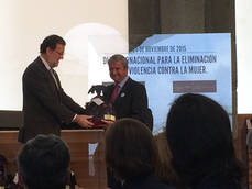 El presidente del Gobierno, Mariano Rajoy, entrega el premio al presidente de CORREOS, Javier Cuesta Nuin.
