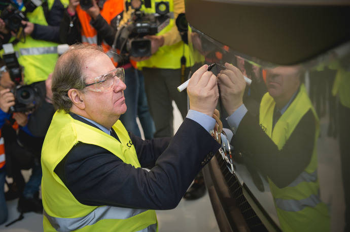 Juan Vicente Herrera, presidente de Castilla y León, firmando la calandra de un Iveco Stralis.