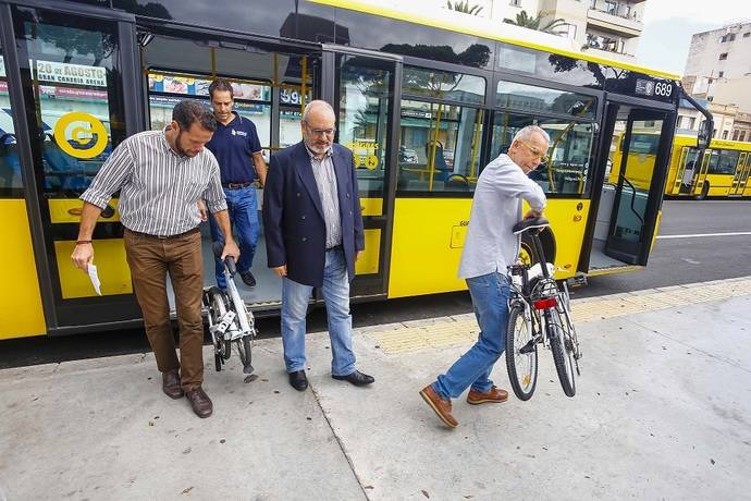 Durante el anuncio de la iniciativa se probó el transporte de bicicletas plegables en guagua.
