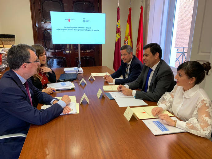 El consejero murciano de Fomento e Infraestructuras, José Ramón Díez de Revenga, y el alcalde de Murcia, José Ballesta, durante la reunión en la que trazaron la estrategia para satisfacer la movilidad de los habitantes del área metropolitana de Murcia.