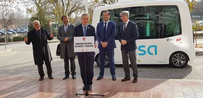 Momento de la presentación en la UAM del nuevo autobús autónomo que recorrerá su campus.