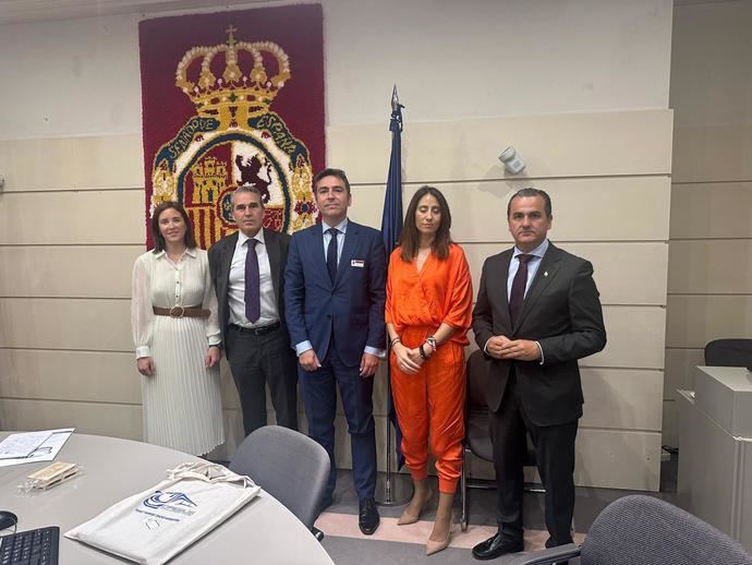 Direbús mantiene una reunión con el Grupo Popular en el Senado