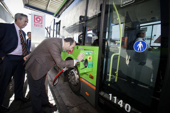 Pedro Rollán observa uno de los surtidores.