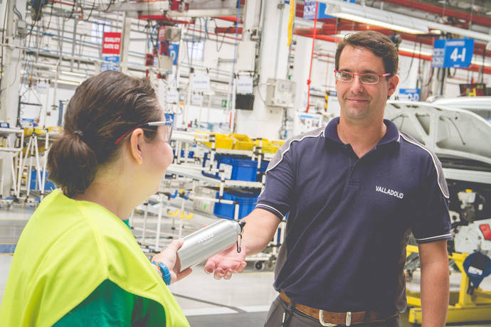 Una de las personas con discapacidad que trabaja en la fábrica de Iveco en Valladolid.