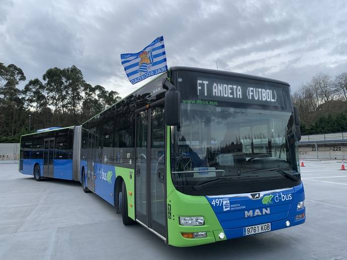 Un autobús de Dbus con una bandera de la Real Sociedad.