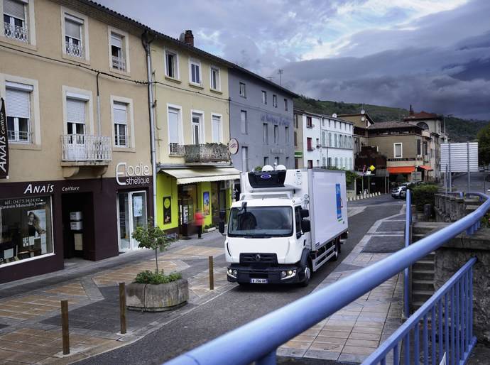 Un camión de la gama D de Renault Trucks transita por un pueblo de montaña.