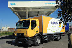 Renault Trucks entrega al servicio postal francés su primer camión de gas natural
