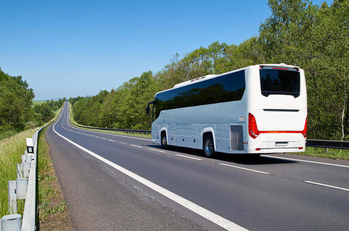 Un autocar circula por una carretera.