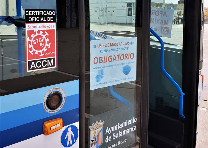 Un autobús de Salamanca con el sello Stop Covid-19.