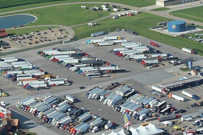 Vista aérea de un conjunto de camiones.