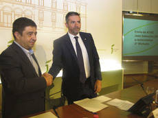 Francisco Reyes y Miguel Ángel Aparicio en el momento de la firma del acuerdo