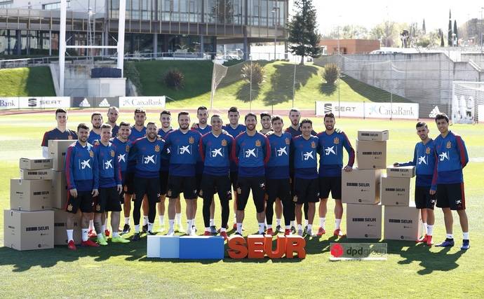 Los jugadores de la selección española de fútbol posan con el logo de Seur.