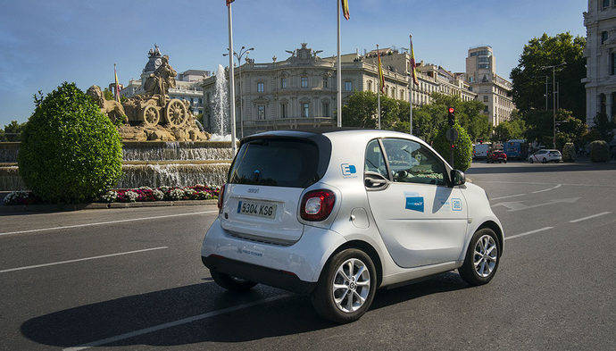 Un coche de Share Now recorre las calles de Madrid.