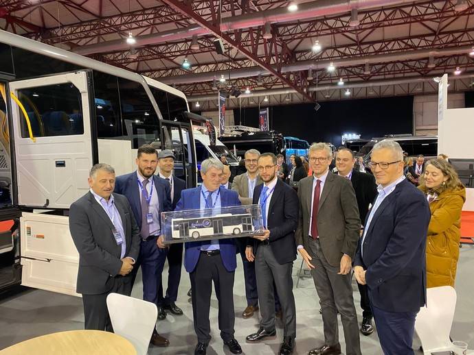 Antonio Bautista, consejero delegado de Somauto, posa con la maqueta de un autobús, en la celebración de los 25 años de la empresa.