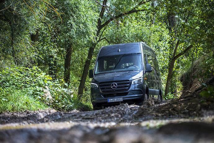 De venta este mes: Mercedes-Benz Sprinter, con propulsión actualizada y puertas correderas 'Speed &#8203;&#8203;Delivery Door'