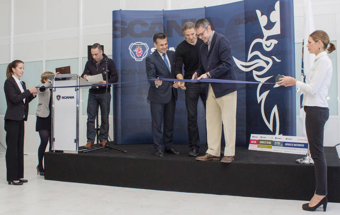 De izquierda a derecha, Ángel Vázquez, director de servicios de Scania Ibérica; Luis Vallejo, gerente de Talleres Scaservicios, SL; y Pedro
Manuel Sáez Rojo, Primer Teniente Alcalde de Logroño.