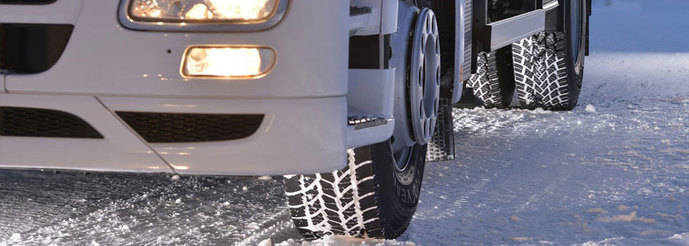 Un camión con neumáticos de nieve de Goodyear.