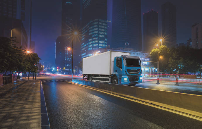 Un Iveco Stralis NP realiza entrega nocturna.