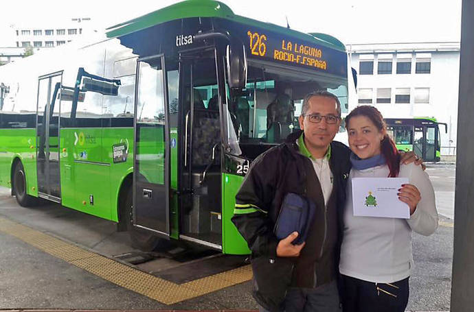 Una de las afortunadas ganadoras de un bono para Titsa.