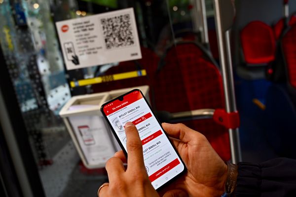 El nuevo billete sencillo online para el autobús se puede comprar en la TMB App.