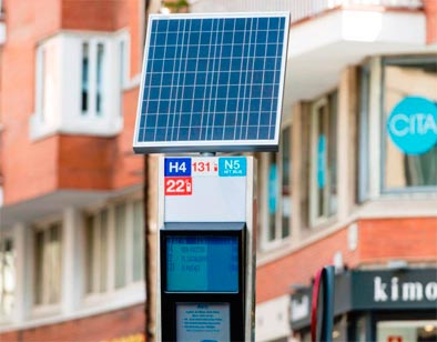 Nuevo modelo de panel solar en las paradas de autobús en Barcelona