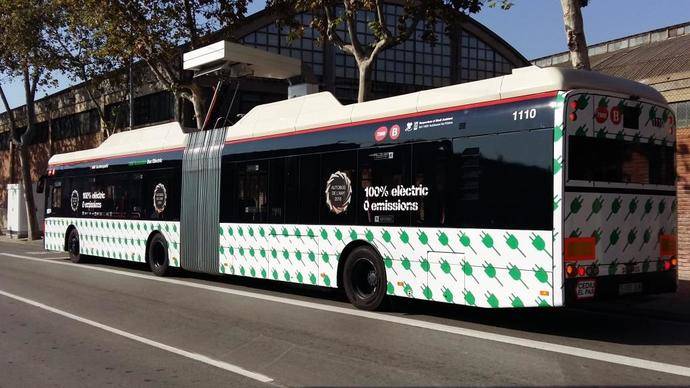 El Solaris Urbino 1110 de TMB en la estación de carga rápida de la calle Cincel.