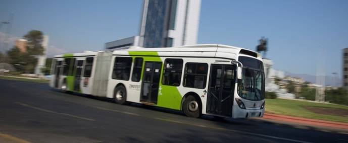 Un autobús articulado del Transantiago.