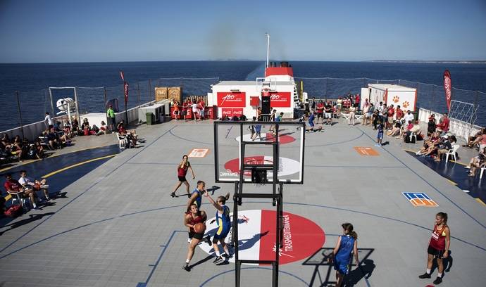 La empresa logística Trasmediterranea acoge el primer torneo 3x3 de baloncesto a bordo