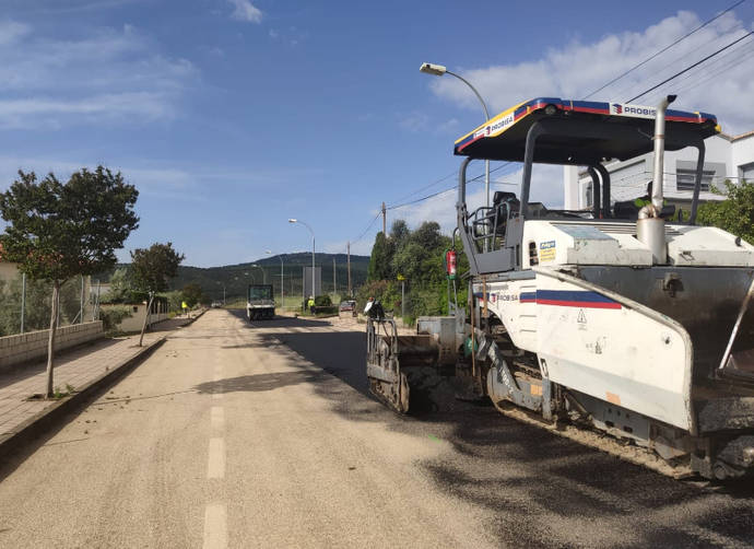 Renovación del asfalto de la travesía de Aldeaquemada, para mejorar la seguridad vial