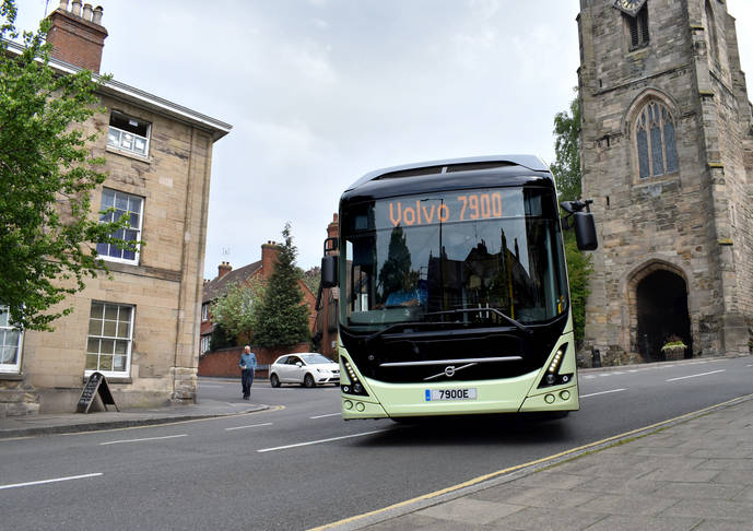 Un Volvo 7900 eléctrico recorrer las calles de una ciudad británica.