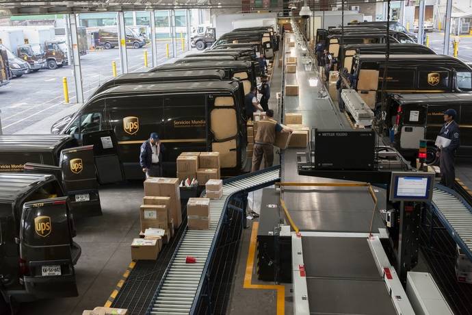 Interior de un almacén logístico de UPS.