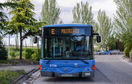 Autobús de la línea E, una de las que paran por el verano.