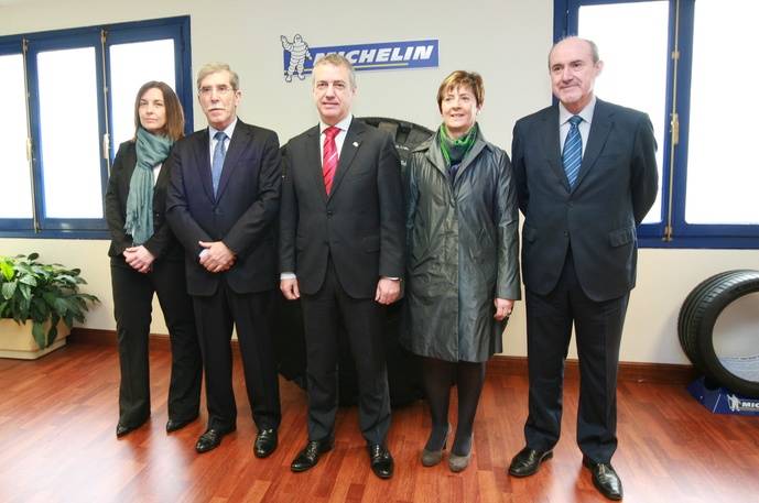 Urkullo acompañado por el director de la fábrica, Amadeo Álvarez, el presidente de Michelin España Portugal, José Rebollo, la responsable de personal, Juana Gómez y la la consejera de Desarrollo Económico y Competitividad del Gobierno Vasco, Arantza Tapia.