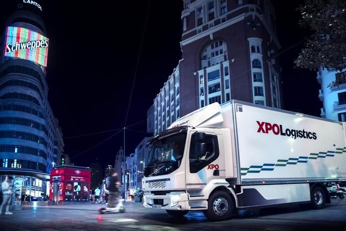 Empieza a circular el primer camión eléctrico de Volvo Trucks en España, de la mano de XPO Logistics e inditex