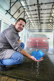 Dougals Roberto Fiore, responsable de las medidas para la reducción del consumo de agua en el centro de pruebas de Volkswagen en la planta de Taubaté (Brasil).
