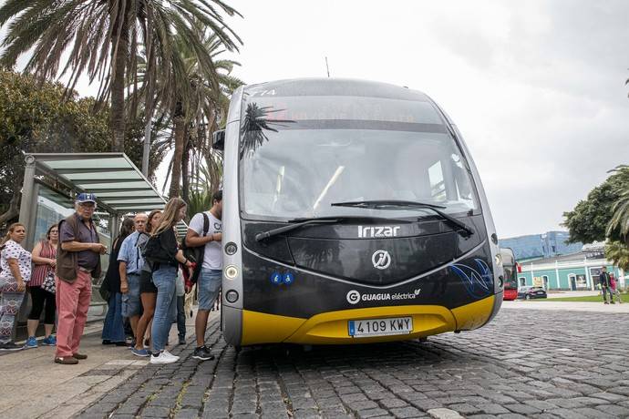 Varios viajeros se suben a un autobús de Guaguas Municipales.