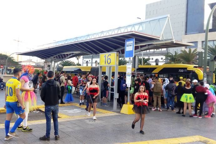 Personas disfrazadas hacen uso de los autobuses de Guaguas Municipales, durante el Carnaval.