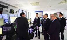 Ambas delegaciones en su visita en las instalaciones portuarias de la Bahía de Algeciras.