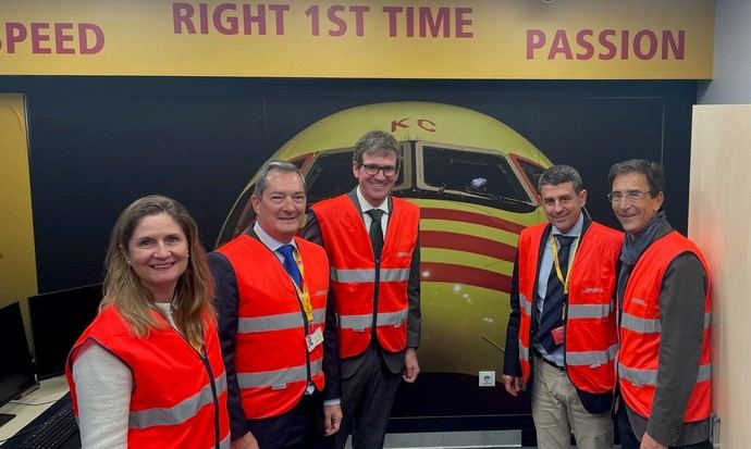 El alcalde de Vitoria visita el 'hub' principal de DHL Express de la localidad