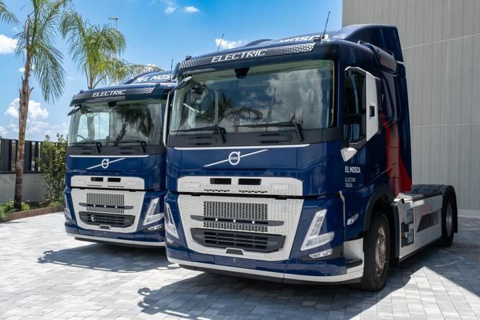 Volvo Trucks entrega siete camiones de la gama FM Electric a El Mosca