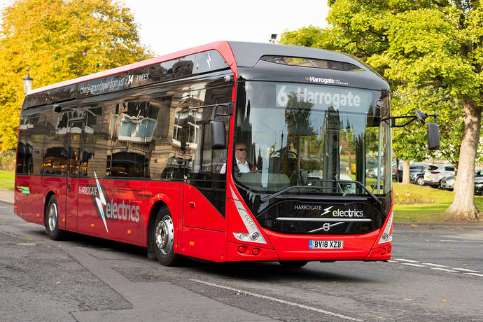 Uno de los autobuses eléctricos de Volvo que operan en Harrogate.