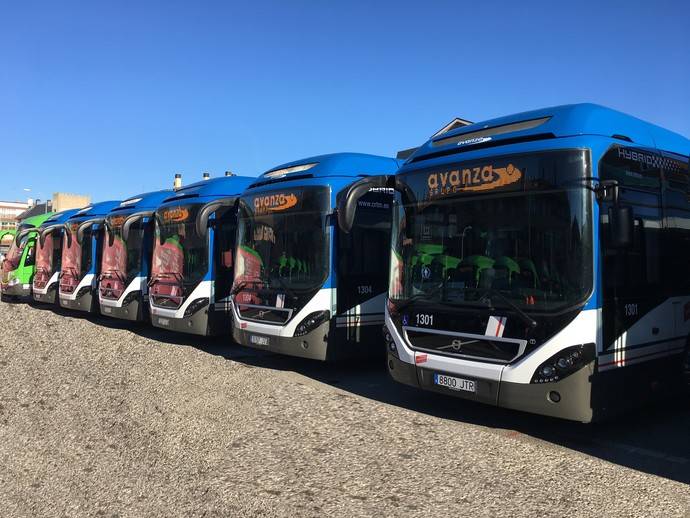 Algunos de los nuevos autobuses Volvo adquiridos por Avanza.