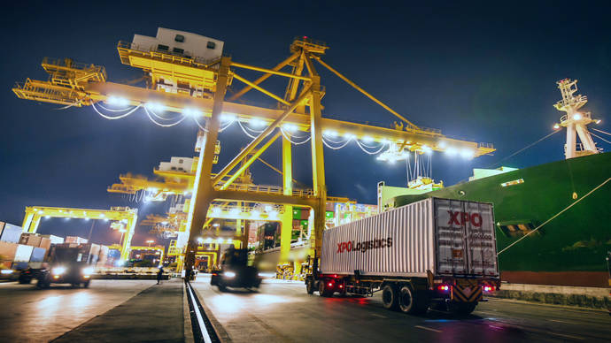 Un camión de XPO Logistics entra en un puerto.