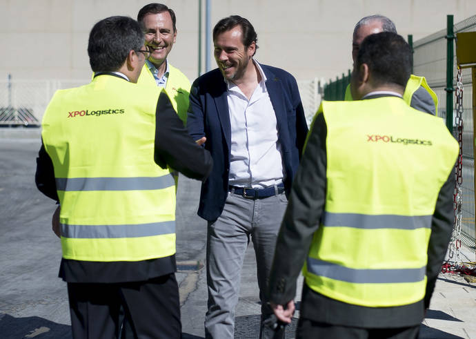 El alcalde de Valladolid, Óscar Puente, saluda a personal del Centro de Atención al Vehículo de XPO Logistics.