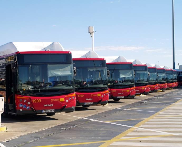 Varios autobuses de Tussam.
