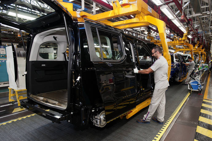 Un trabajador en la factoría de PSA en Vigo.