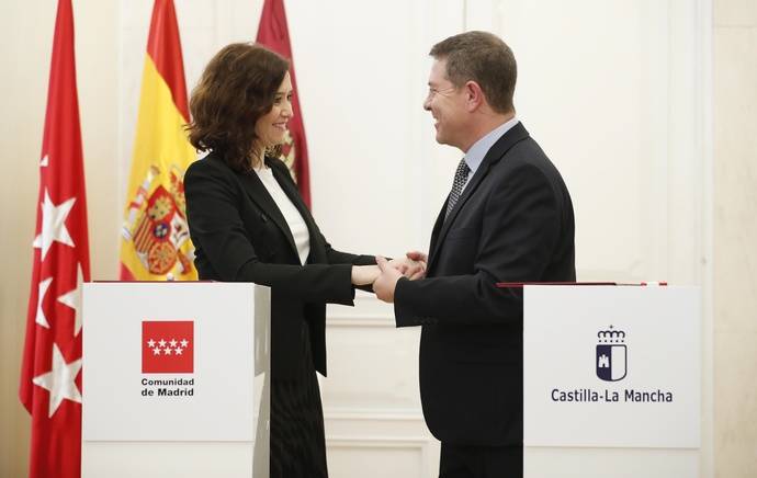Díaz Ayuso y García-Paje firman la prórroga del abono entre ambas regiones